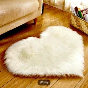Heart Shaped Area Rug, Plush Faux-Fur Carpet 19.6 x 23.6in